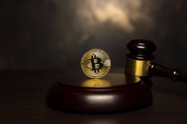 tokmak altın bitcoin yaşında bronz zemin üzerine yargıç