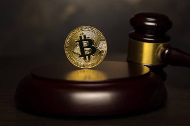 tokmak altın bitcoin yaşında bronz zemin üzerine yargıç