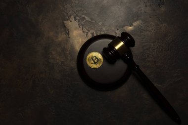 tokmak altın bitcoin yaşında bronz zemin üzerine yargıç