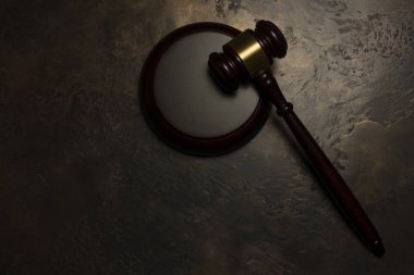 Yargıç tokmak bronz arka plan üzerinde