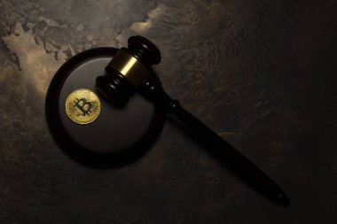 tokmak altın bitcoin yaşında bronz zemin üzerine yargıç