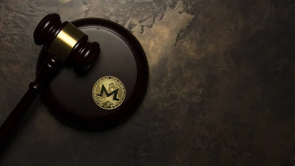 Goldene Monero Lüge Mit Richtergabel Auf Gealtertem Hintergrund — Stockfoto