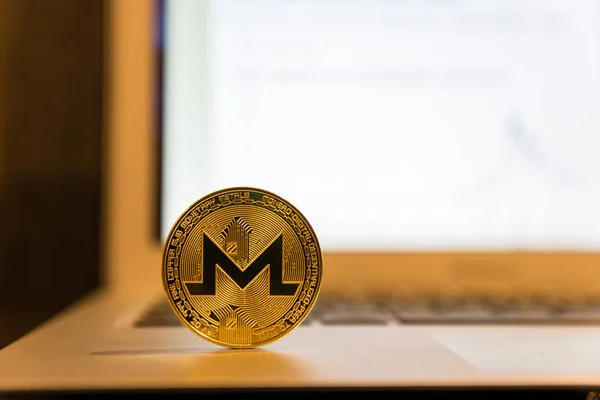 Monero Dourado Laptop Prata — Fotografia de Stock