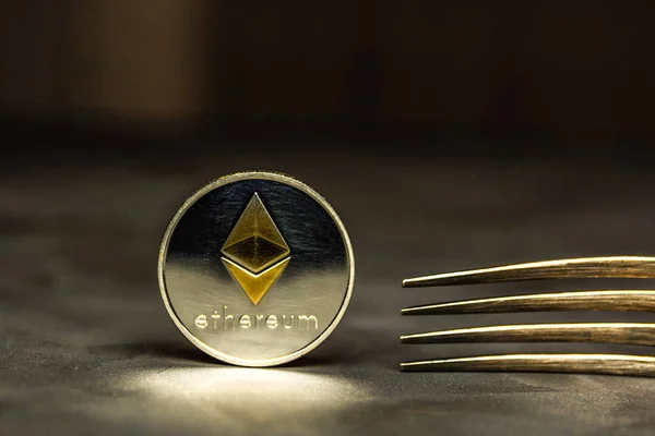  dekoratif sıva arka plan üzerinde gümüş çatal yalanla gümüş ethereum