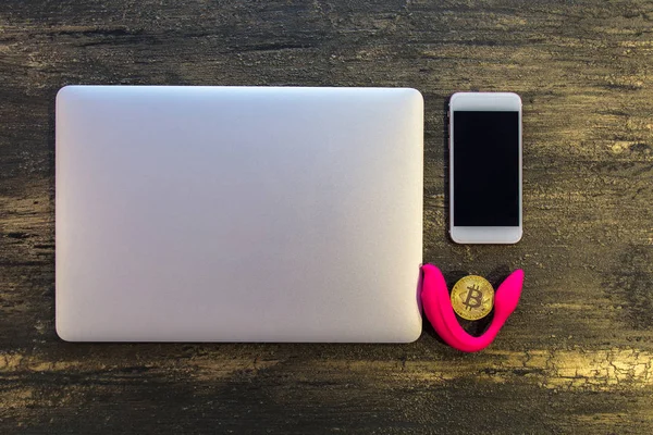 Tablo veya Danışma dizüstü bitcoin yapay penis ve smartphone ile üstten görünüm