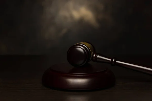 Yargıç tokmak bronz arka plan üzerinde