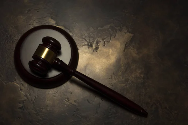 Yargıç tokmak bronz arka plan üzerinde
