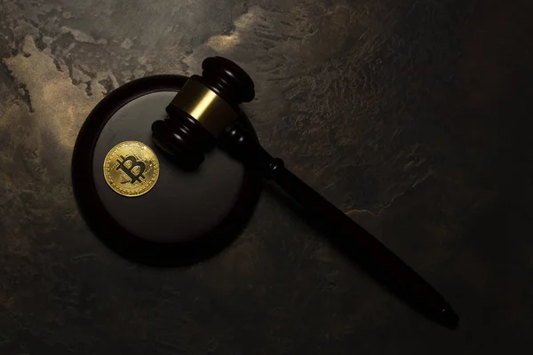 高齢者の横にある黄金の Bitcoin 青銅背景が付いて小槌を判断します — ストック写真