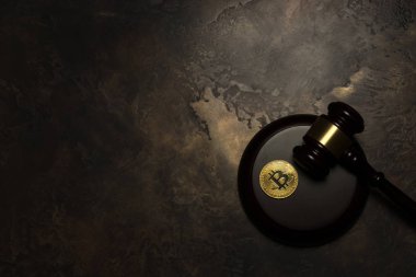 tokmak altın bitcoin yaşında bronz zemin üzerine yargıç