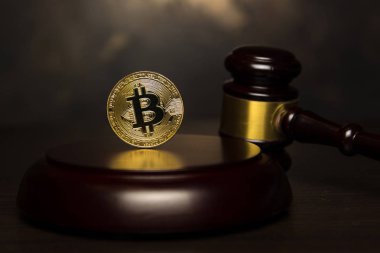 tokmak altın bitcoin yaşında bronz zemin üzerine yargıç