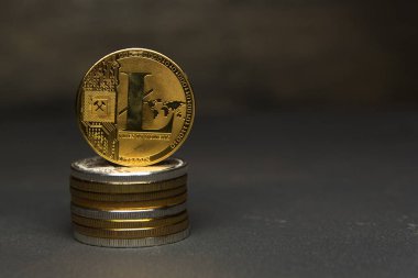  Altın Litecoin sikke yığını üzerinde durmak