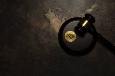 tokmak altın bitcoin yaşında bronz zemin üzerine yargıç