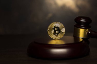 tokmak altın bitcoin yaşında bronz zemin üzerine yargıç