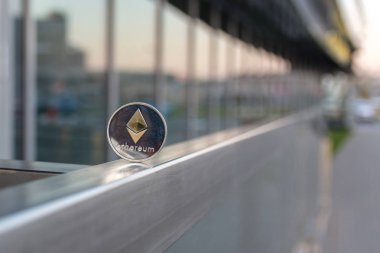 Gümüş Ethereum kürsüye metal küpeşte
