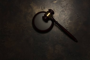 Yargıç tokmak bronz arka plan üzerinde