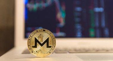  Gümüş laptop altın monero