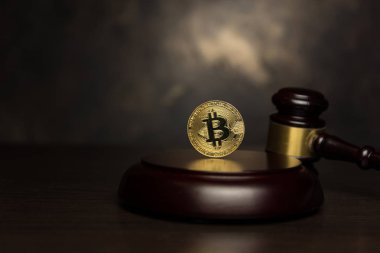  Yargıç tokmak, ahşap padestal kürsüye altın bitcoin