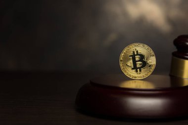  Yargıç tokmak, ahşap padestal kürsüye altın bitcoin