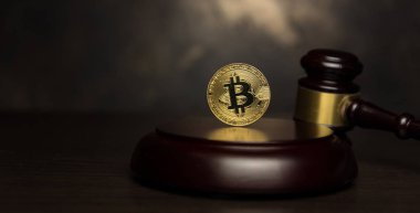  Yargıç tokmak, ahşap padestal kürsüye altın bitcoin