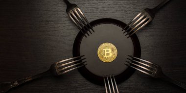  Gümüş çatal ile altın bitcoin 