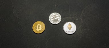  Bitcoins, litecoin ve ethereum eski ahşap zemin üzerine