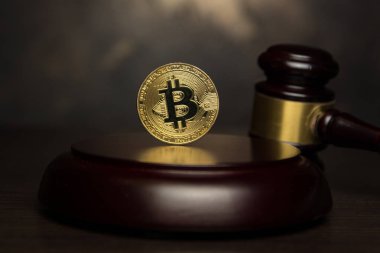  Yargıç tokmak, ahşap padestal kürsüye altın bitcoin