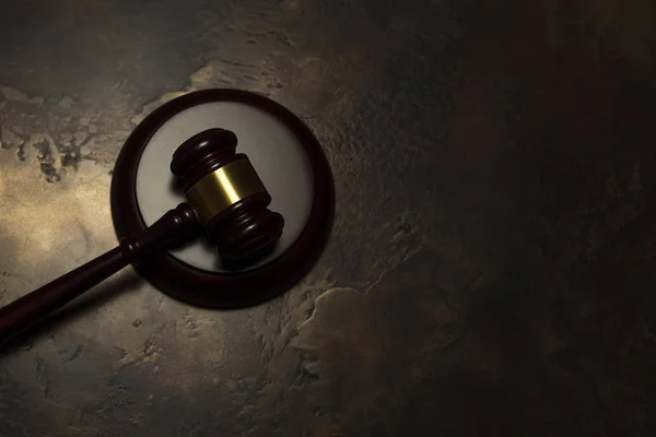 Yargıç tokmak bronz arka plan üzerinde