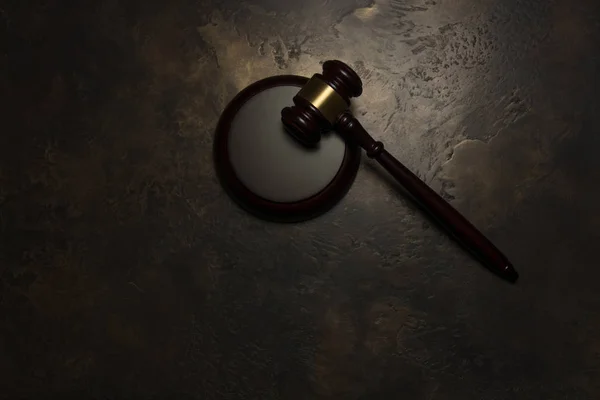 Yargıç tokmak bronz arka plan üzerinde