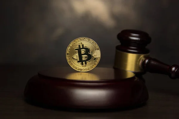 Золотий Bitcoin Стенд Дерев Яні Padestal Суддя Молотка — стокове фото