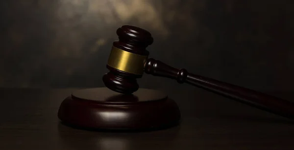 Yargıç Tokmak ahşap arka planda