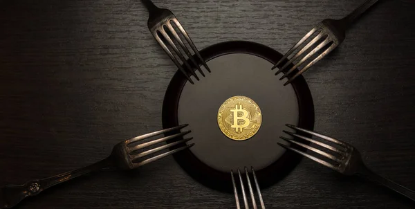  Gümüş çatal ile altın bitcoin 