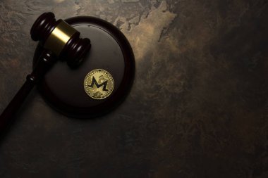  Altın monero yalan arka plan üzerinde Yargıç tokmak ile