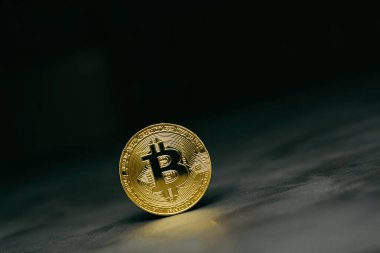  Koyu arka plan üzerinde altın bitcoin