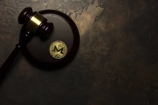 Goldene Monero-Lüge mit Richtergabel auf gealtertem Hintergrund — Stockbild Goldene Monero Lüge Mit Richtergabel Auf Gealtertem Hintergrund — Stockfoto