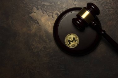  Altın monero yalan arka plan üzerinde Yargıç tokmak ile