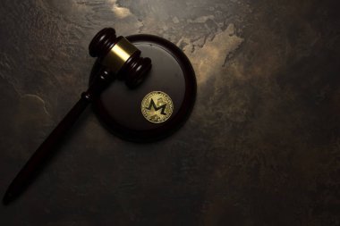  Altın monero yalan arka plan üzerinde Yargıç tokmak ile