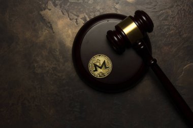  Altın monero yalan arka plan üzerinde Yargıç tokmak ile