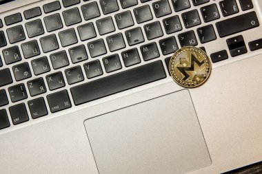 Gümüş laptop altın monero