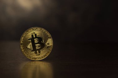  koyu arka plan üzerinde altın bitcoin durmak