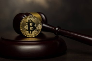  Yargıç tokmak, ahşap padestal kürsüye altın bitcoin
