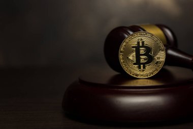  Yargıç tokmak, ahşap padestal kürsüye altın bitcoin