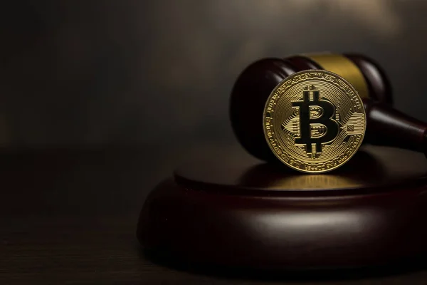Золотий Bitcoin Стенд Дерев Яні Padestal Суддя Молотка — стокове фото