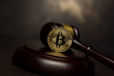  Yargıç tokmak, ahşap padestal kürsüye altın bitcoin