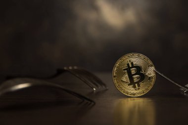  Gümüş çatal ile altın bitcoin 