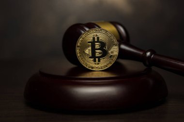  Yargıç tokmak, ahşap padestal kürsüye altın bitcoin