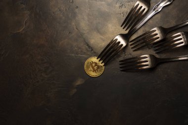  Gümüş çatal ile altın bitcoin 