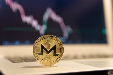  Gümüş laptop altın monero