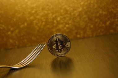 Bitcoin - gümüş çatal ile kripto para birimi
