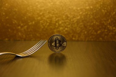 Bitcoin - gümüş çatal ile kripto para birimi
