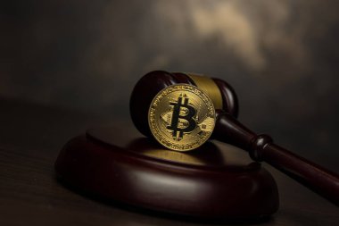  Yargıç tokmak, ahşap padestal kürsüye altın bitcoin